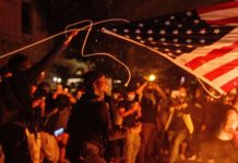 امریکہ میں نسلی فسادات،40ریاستوں میں کرفیو : کئی شہروں میں گھیراؤ جلاو اور لوٹ مار ۔ مظاہرین کا پولیس سے تصادم