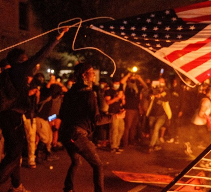 امریکہ میں نسلی فسادات،40ریاستوں میں کرفیو : کئی شہروں میں گھیراؤ جلاو اور لوٹ مار ۔ مظاہرین کا پولیس سے تصادم