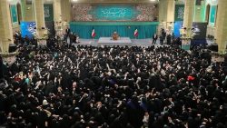 رہبرِ انقلاب اسلامی: خواتین گھر کی محض خدمت گزار نہیں، منتظم ہیں