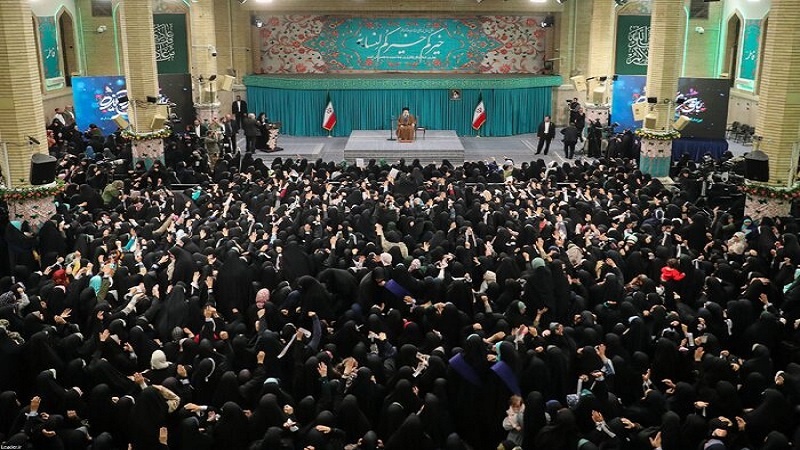 رہبرِ انقلاب اسلامی: خواتین گھر کی محض خدمت گزار نہیں، منتظم ہیں