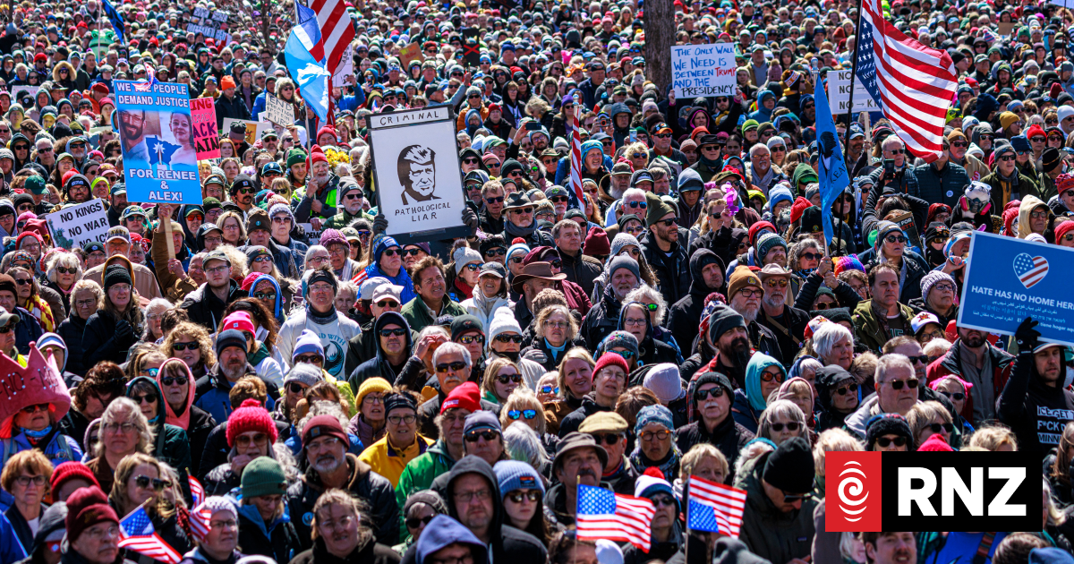 امریکہ کے مختلف شہروں میں " نو کنگ" کے عنوان سے ٹرمپ کے خلاف زبردست مظاہرے ہوئے ہیں۔