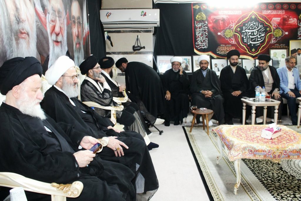 قم میں مرحوم علامہ قاضی سید نیاز حسین نقوی کی رہائش گاہ پر قائد ملت جعفریہ پاکستان آیت اللہ سید ساجد علی نقوی اور دیگر علماء کرام تعزیتی ملاقات کے دوران۔