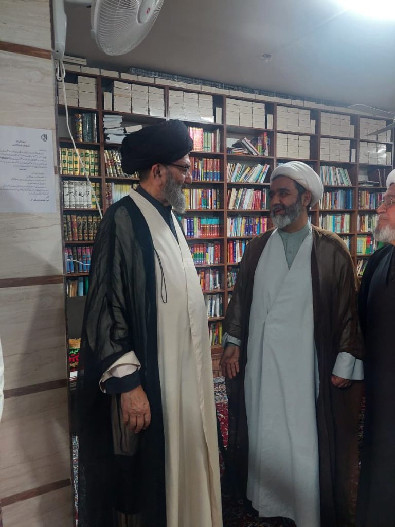 مرکز آثار برصغیر مآب قم میں مدیر دفتر مولانا طاہر عباس اعوان قائد ملت جعفریہ پاکستان کا استقبال کرتے ہوئے