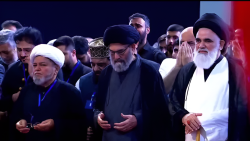 تہران میں مصلیٰ امام خمینیؒ کی تقریبِ تکریمِ شہداء میں قائد ملت جعفریہ پاکستان آیت اللہ سید ساجد علی نقوی شہداء انقلاب اسلامی کے جسدِ خاکی پر حاضری دے رہے ہیں۔